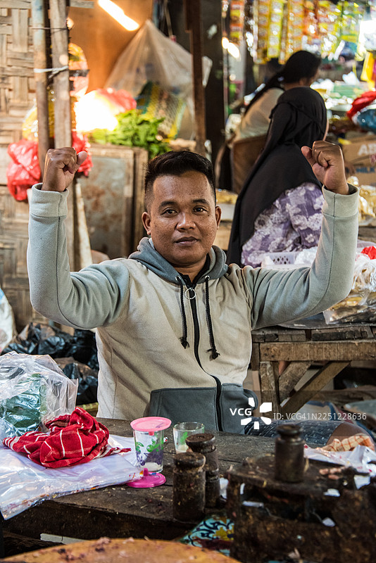 市场工作人员激动地挥舞拳头，庆祝胜利图片素材