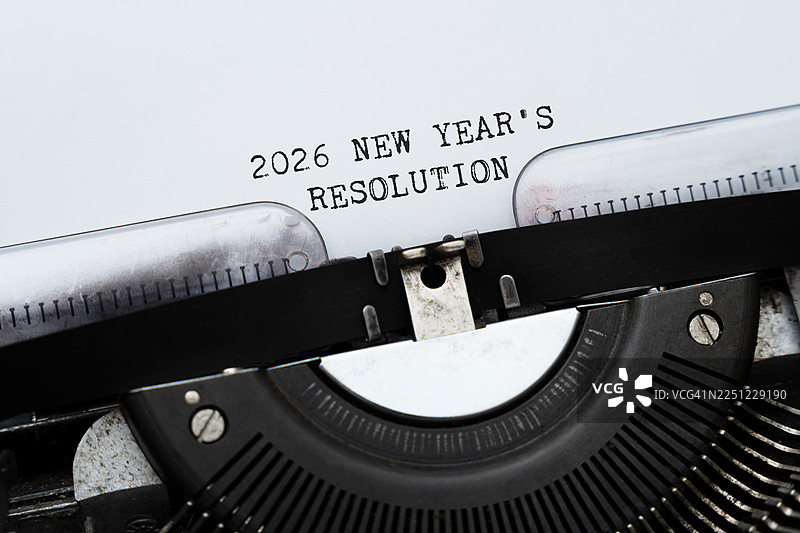 2026年新年决心打字在老式打字机上图片素材