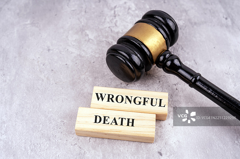 法槌和写有‘过失致死’的木块图片素材