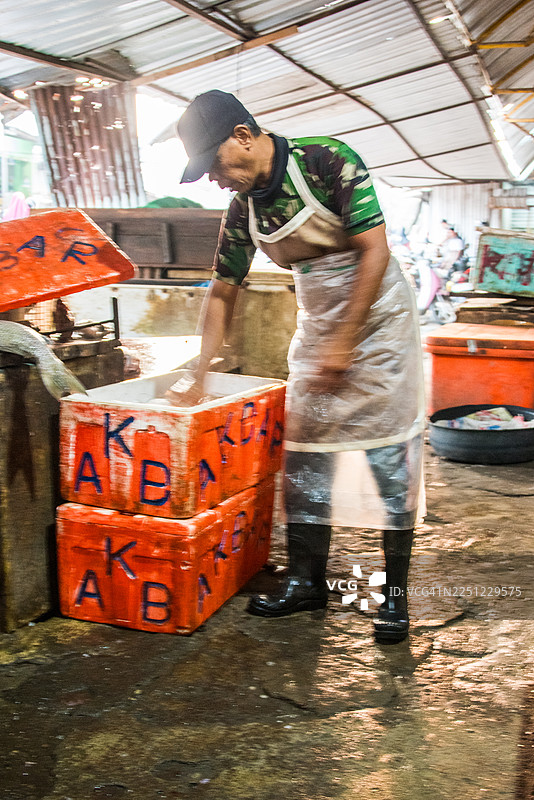 渔市工人正在整理泡沫箱图片素材