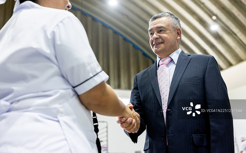 一位企业主在一家工业面包店迎接一名员工图片素材