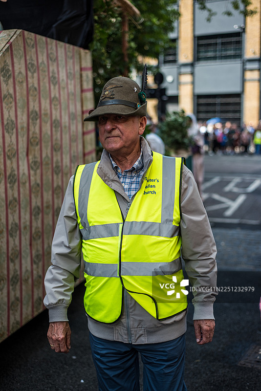 穿着高可见度背心的意大利阿尔卑尼军团老兵参加游行图片素材
