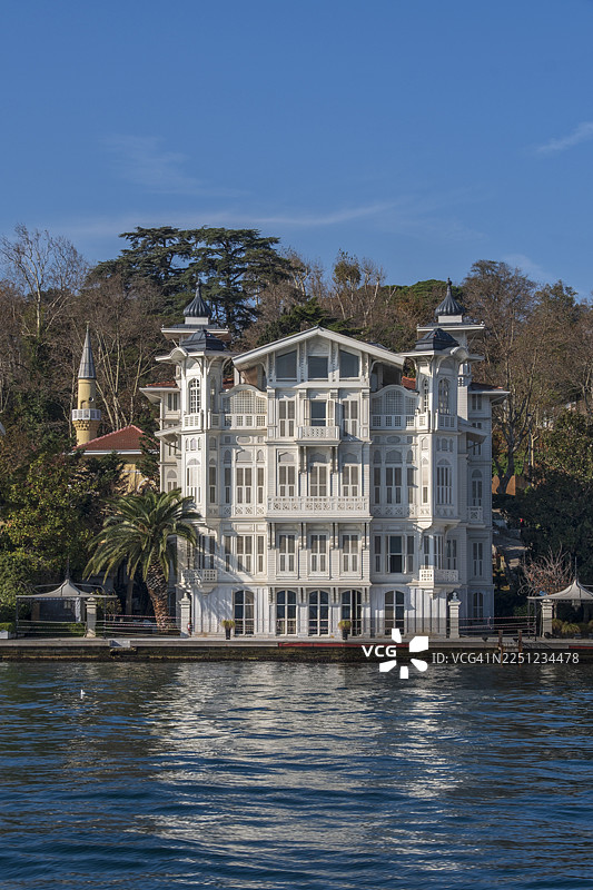 博斯普鲁斯海峡上的艾哈迈德·阿菲夫帕夏别墅：位于伊斯坦布尔萨里耶尔区耶尼科伊的新古典主义建筑典范图片素材