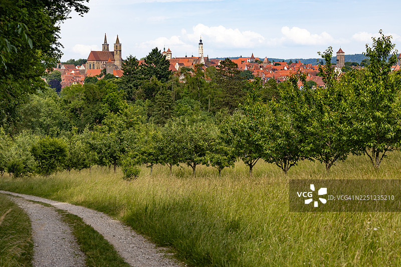 德国巴伐利亚州罗滕堡小镇的土路图片素材