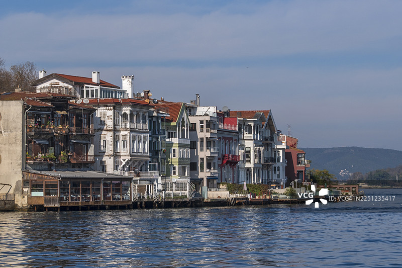 土耳其伊斯坦布尔萨勒耶尔区耶尼科伊的水滨豪宅图片素材