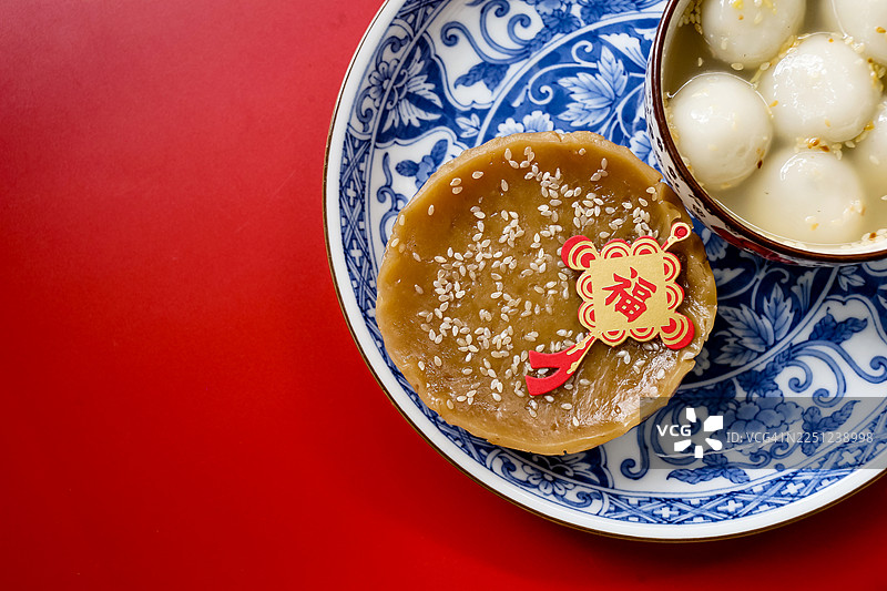 红色背景上的农历新年传统食物图片素材