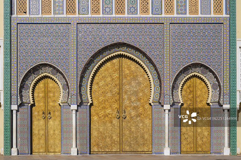 摩洛哥华丽的建筑，拱门下饰有精美的瓷砖和金色大门。非斯，非斯-梅克内斯，摩洛哥北部内陆图片素材