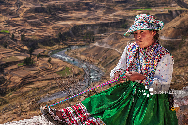 秘鲁女性在科尔卡峡谷附近编织图片素材