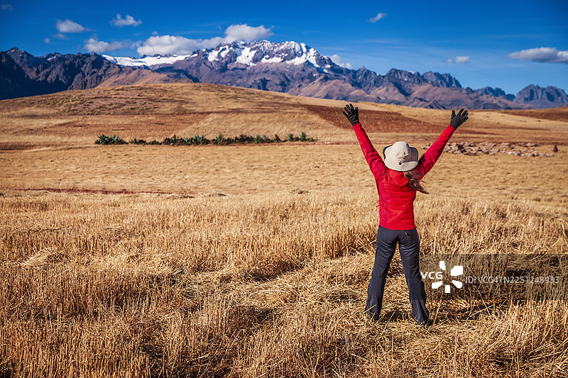 秘鲁马拉斯附近安第斯山脉旁，一位年轻的女游客正在欣赏风景图片素材