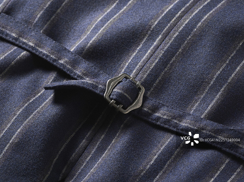 特写镜头，聚焦于带有金属搭扣细节的蓝色条纹织物图片素材