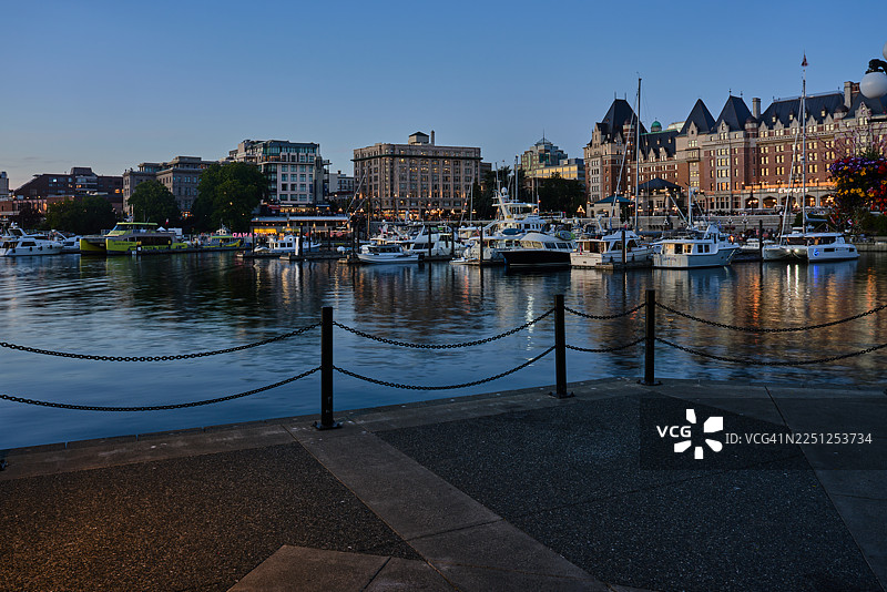 日落时分，海滨景色，游艇和历史悠久的酒店图片素材