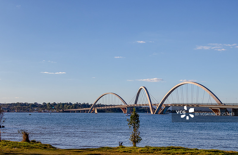 巴西利亚，巴西，在晴朗的蓝天下，帕拉诺湖上的茹塞利诺·库比契克大桥图片素材