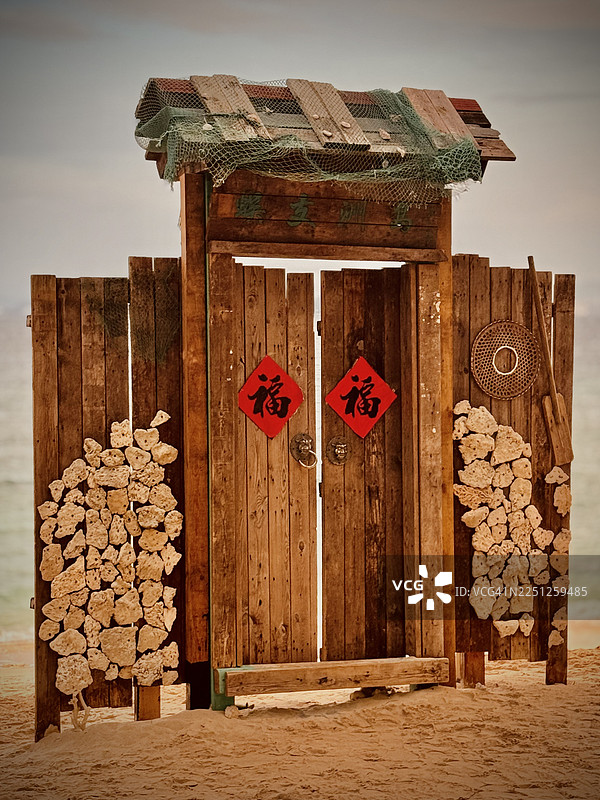 沙滩上带有传统中式装饰的乡村木门图片素材