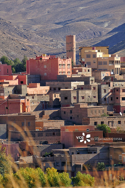 摩洛哥山区沙漠景观中传统建筑的高角度视图，明亮的日光下图片素材