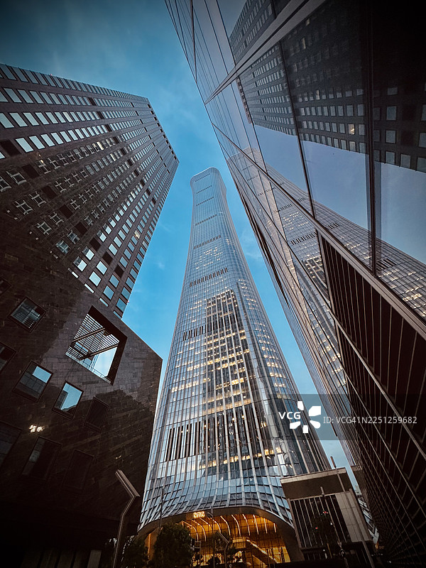 仰视角度拍摄的现代玻璃摩天大楼直入蓝天，展示了当代建筑和城市发展，北京，中国，清华大学光华路小区图片素材