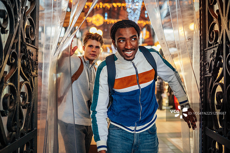 离开布达佩斯中央市场大厅图片素材