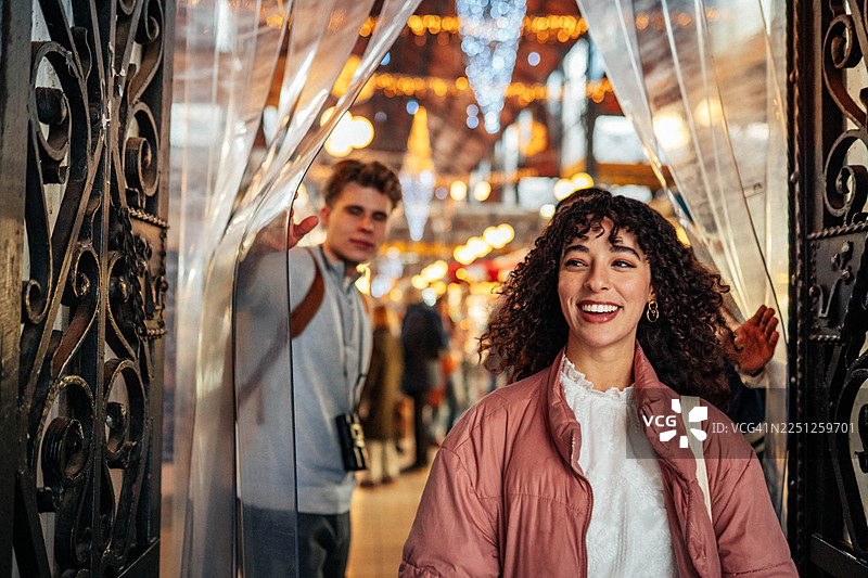 离开布达佩斯中央市场大厅图片素材