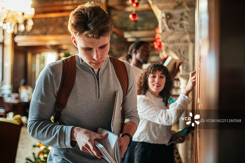 正在寻找一本特定的书图片素材