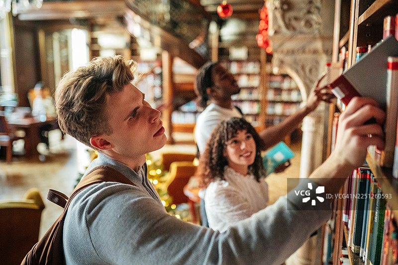 正在寻找一本特定的书图片素材