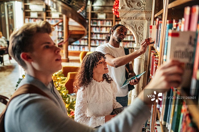 正在寻找一本特定的书图片素材