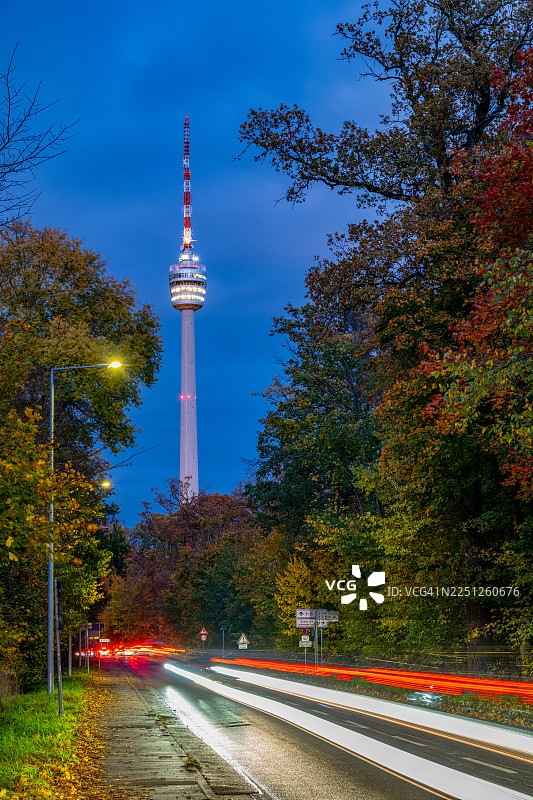 秋季，德国斯图加特，灯火通明的街道，光轨和通信塔，背景为暮光天空图片素材