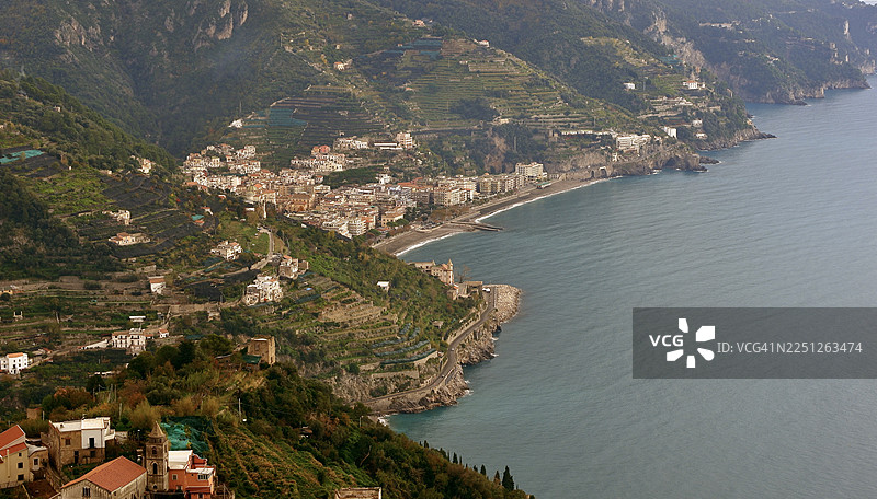 俯瞰海边的风景如画的小镇，梯田式的山坡和层叠的建筑一直延伸至海边，意大利波西塔诺，阿马尔菲海岸图片素材