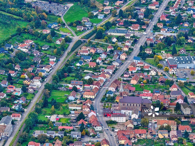 航拍小镇，展示了房屋、道路和绿色景观，突显了居民生活和基础设施。图片素材