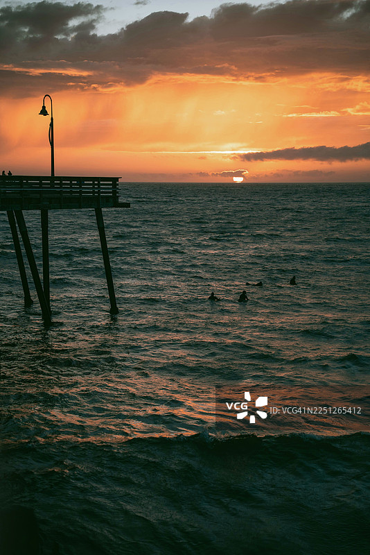 日落时分海天相接的美景图片素材