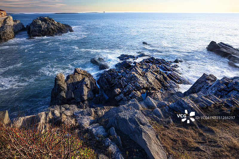 日落时分，海岸线上布满崎岖岩石和拍打波浪的壮丽景色，美国，伊丽莎白角图片素材