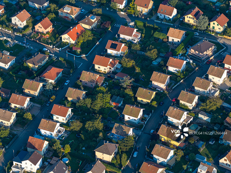 从高处俯瞰郊区住宅区，白天阳光明媚，绿树成荫图片素材