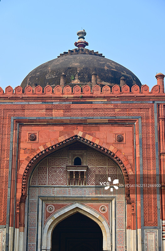 晴朗蓝天下印度古老寺庙的复杂细节，展示了古代建筑和文化遗产，新德里，印度，普拉纳·基拉阶梯井图片素材
