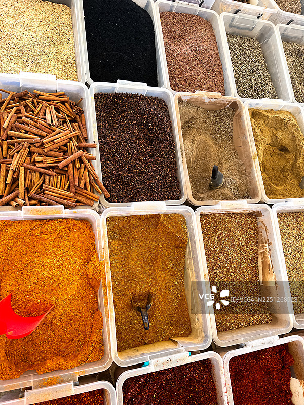 市场上大桶里售卖的各种香料和草本植物，色彩鲜艳，香气四溢。图片素材