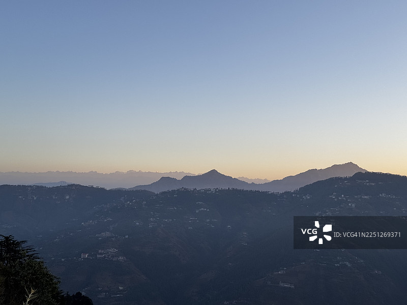 日落时分，喜马拉雅山脉在晴朗的天空下，印度，Bhawana Link Road图片素材