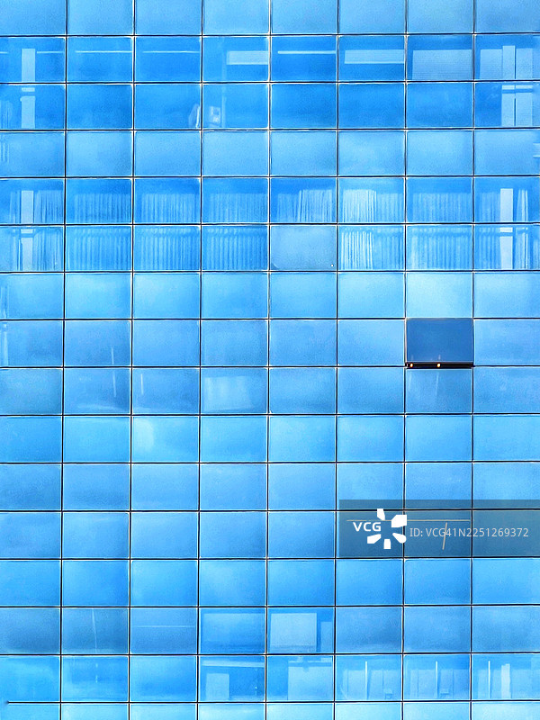 蓝色瓷砖墙的实拍全景，带有反射效果图片素材