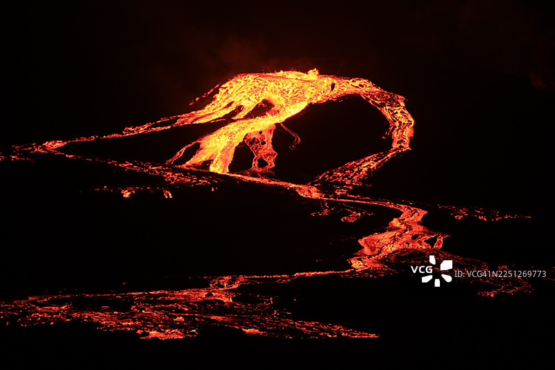 前期活动：在第 35 集前夜，熔岩从南火山口溢出图片素材