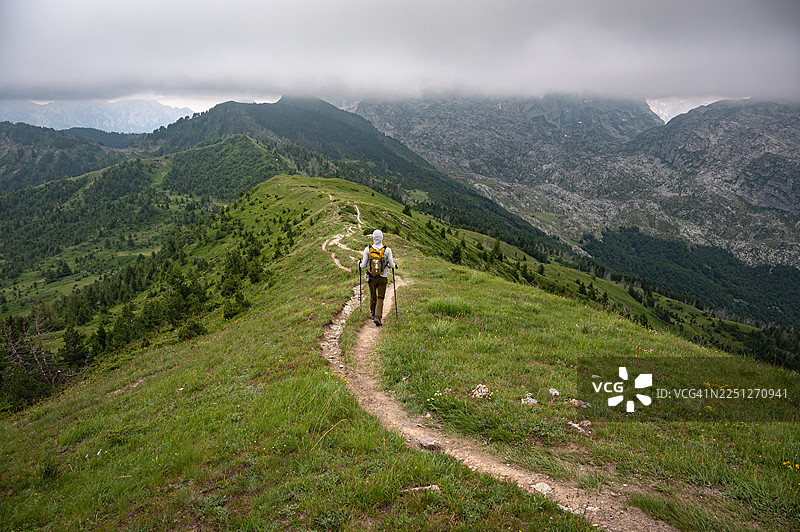 黑山省武萨涅附近巴尔干山脉最高峰步道上的山脊小径。图片素材