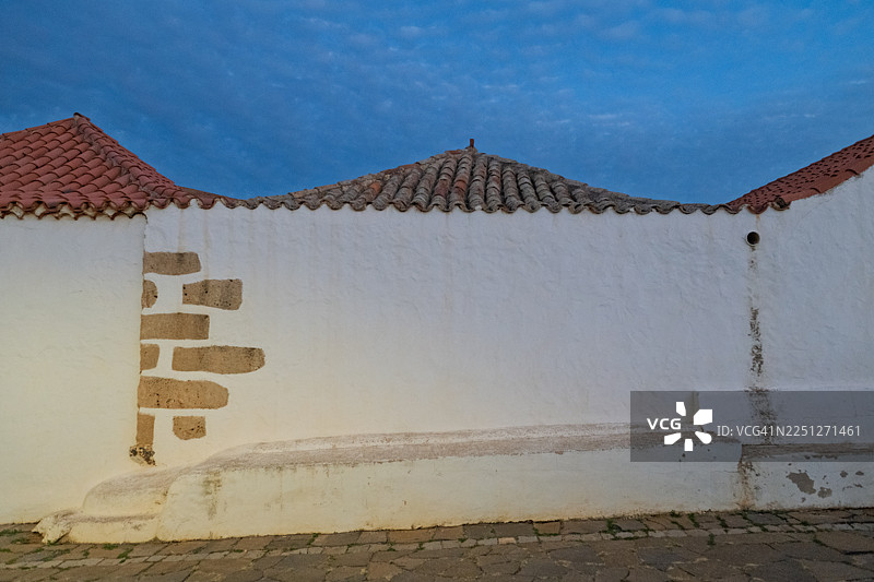 富埃特文图拉岛的传统建筑，白墙蓝天图片素材