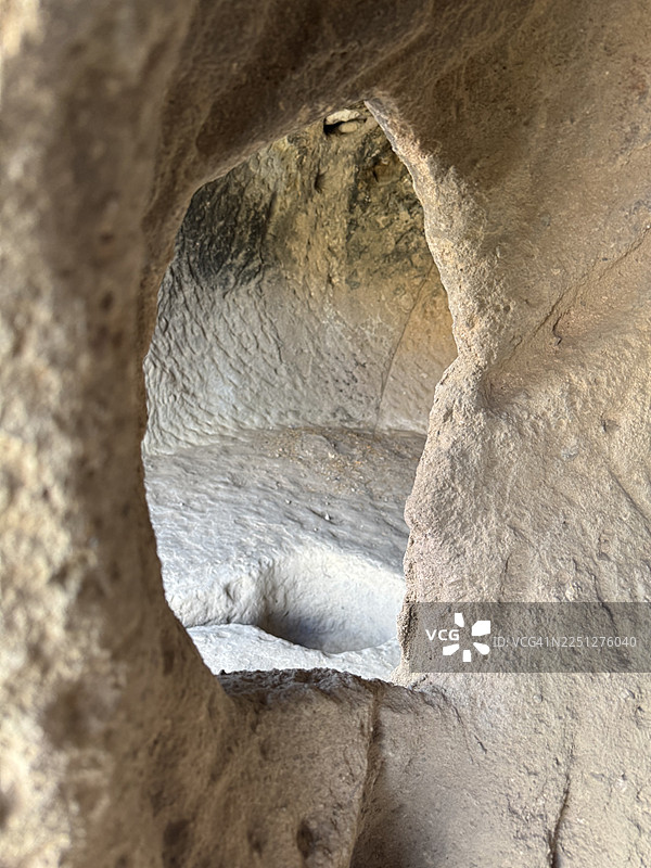 抽象的自然岩石构造，具有纹理表面和一个开口图片素材