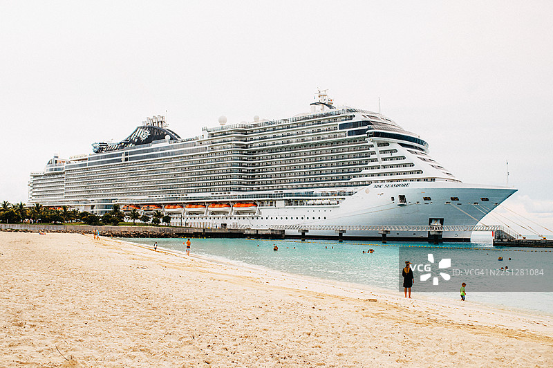 MSC海韵号邮轮停靠在海洋岛MSC海洋保护区。图片素材