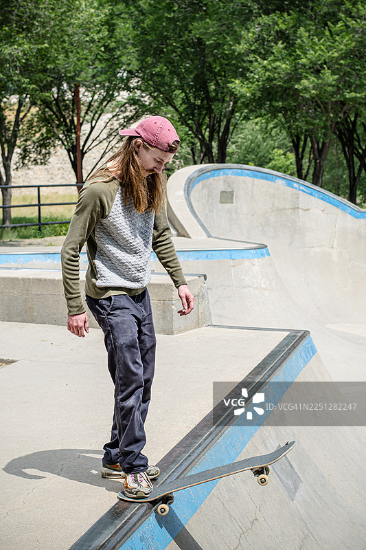 滑板公园斜坡边缘的勇敢瞬间图片素材