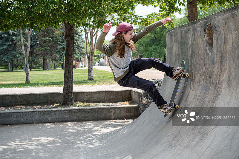 城市滑板场上动感十足的滑板玩家图片素材