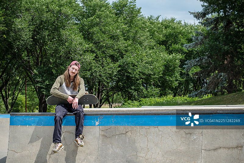 滑板爱好者在城市滑板公园放松图片素材