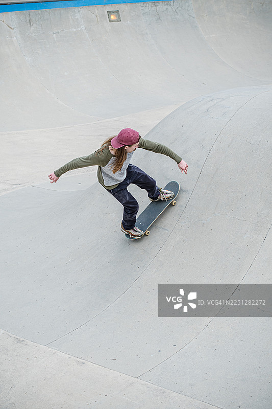 空中俯瞰滑板公园碗池区域的滑板玩家图片素材