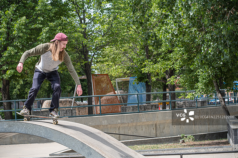 温尼伯滑板运动员在弯曲的坡道上滑行图片素材