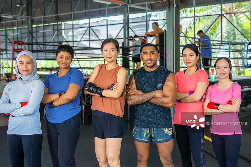 武术团队肖像，在健身中心合影图片素材
