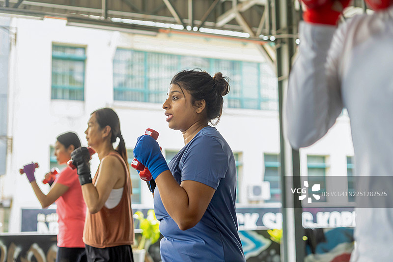 健身房团体健身课程，包含轻哑铃和有氧拳击锻炼图片素材