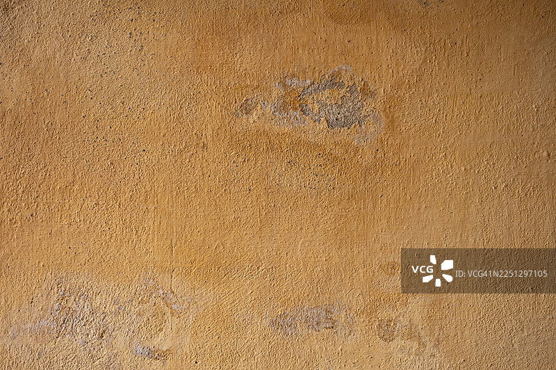 老墙的棕色油漆正在剥落。图片素材