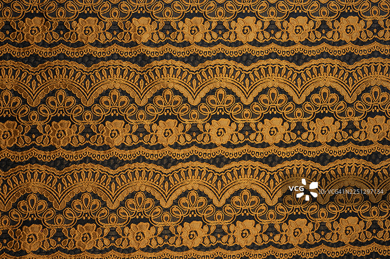 全景拍摄的棕色刺绣蕾丝面料图片素材