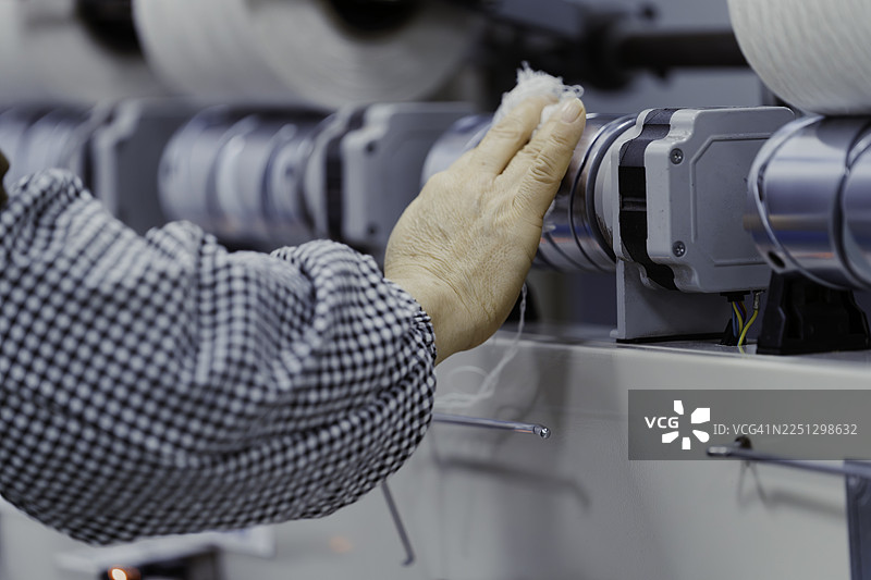 女纺织工人在工厂工作。图片素材