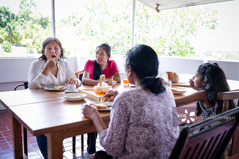 两位邻居温馨的家访图片素材